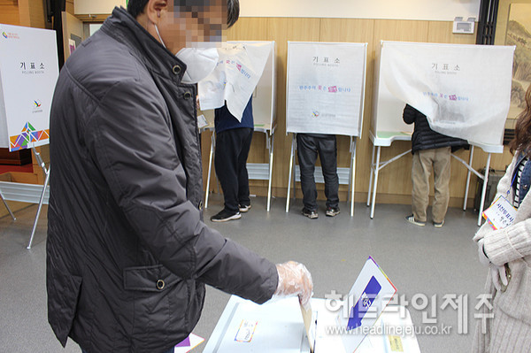 10일 제주시 연동 제주특별자치도의회에 마련된 사전투표소에서 시민들이 제21대 국회의원 선거 사전투표를 하고 있다. ⓒ헤드라인제주