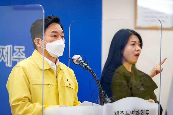 원희룡 제주도지사가 20일 코로나19 대응상황에 대해 브리핑하고 있다. ⓒ헤드라인제주