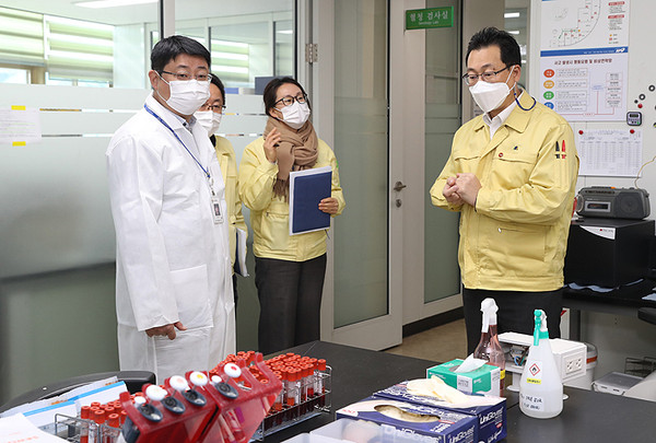 18일 제주도 동물위생시험소를 점검하고 있는 고영권 정무부지사. ⓒ헤드라인제주
