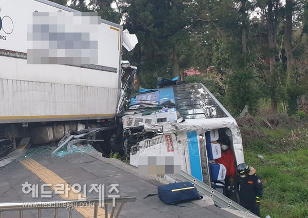 6일 오후 6시 4.5톤 트럭과 충돌한 시내버스 1대가 도로 옆 도랑으로 전복돼 있는 사고 현장.ⓒ헤드라인제주