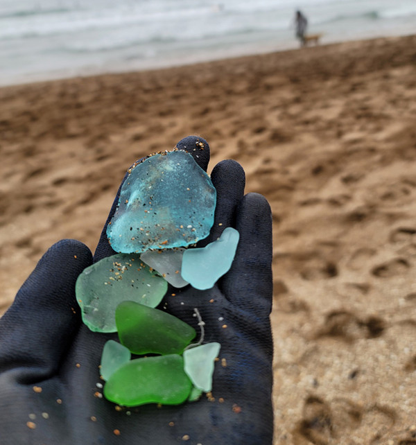 해변에서 수집한 유리조각들 ⓒ헤드라인제주