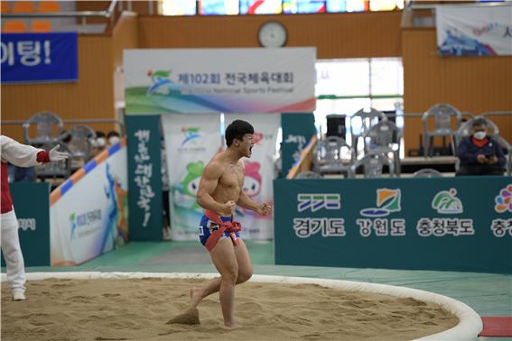 홍지혁 선수가 준결승전에서 승리한 후 기쁨의 환호를 지르고 있다.