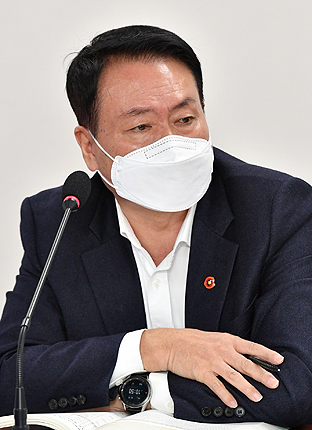 19일 실시된 제주도의회 행정사무감사에서 질의를 하고 있는 김희현 의원. ⓒ헤드라인제주