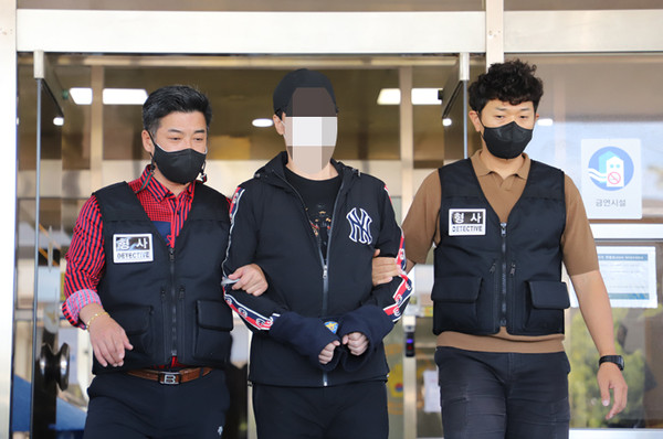 27일 제주동부경찰서에서 이승용 변호사 피살사건의 살인교사 혐의를 받고 있는 김모씨(55)가 검찰로 송치되고 있다 ⓒ헤드라인제주<br>