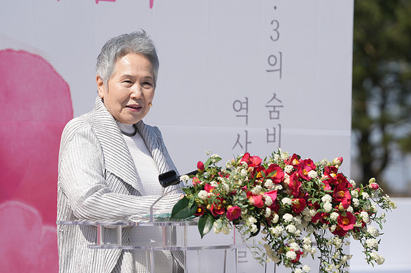 제주4.3희생자추념식에서 유족 사연을 소개하고 있는 배우 박정자씨.