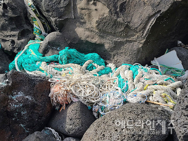 수월봉 해안절벽 하단에 방치된 해양쓰레기. ⓒ헤드라인제주