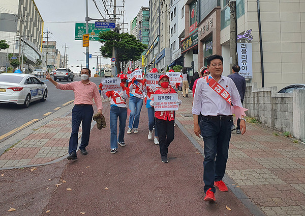 김포공항 이전 규탄 행진을 하고 있는 허향진 후보. ⓒ헤드라인제주