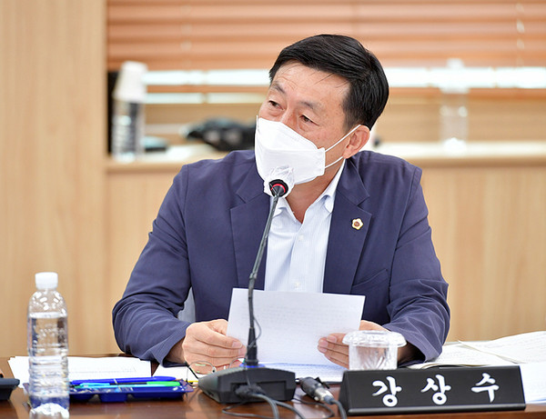 24일 열린 김희현 정무부지사 후보자 인사청문회에서 질의를 하고 있는 강상수 의원. ⓒ헤드라인제주