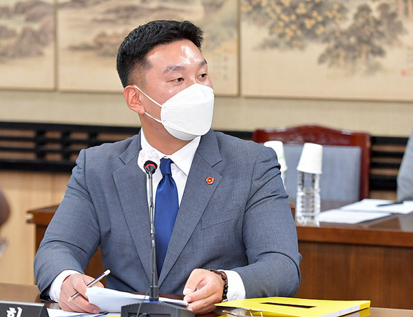 24일 열린 김희현 정무부지사 후보자 인사청문회에서 질의를 하고 있는 김기환 의원. ⓒ헤드라인제주