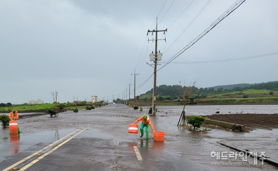폭우가 쏟아지면서 도로가 침수되고 있는 서귀포시 대정읍 일대. (사진=서귀포시)
