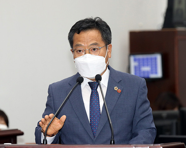 19일 열린 제401회 제1차 정례회 도정질문을 하고 있는 송창권 의원. ⓒ헤드라인제주
