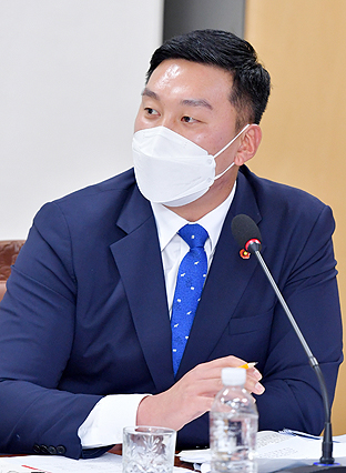 19일 행정사무감사에서 질의하고 있는 김기환 의원. ⓒ헤드라인제주