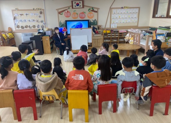 키움학교 소속 김하정 나눔선생님이 영락유치원 초롱이반 아이들을 대상으로 찾아가는 나눔교육을 진행하고 있다.