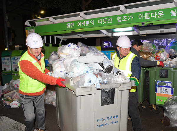 12일 새벽 환경미화원들과 쓰레기 수거 활동을 펼치고 있는 김경학 의장. ⓒ헤드라인제주