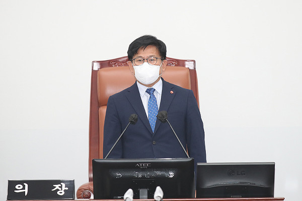 19일 열린 제412회 임시회 회의를 주재하고 있는 김경학 의장. ⓒ헤드라인제주