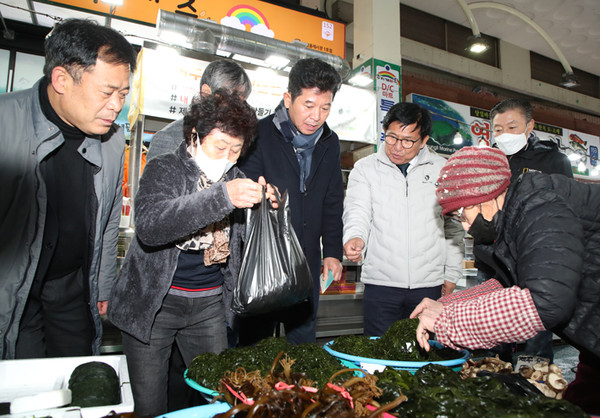 18일 서귀포 매일올레시장을 방문한 김경학 의장과 의원들. ⓒ헤드라인제주