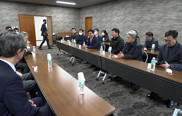 산보람을 방문한 김경학 의장과 의장단. ⓒ헤드라인제주