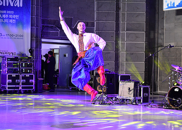 '2023 세계人제주 외국인 커뮤니티 제전'에서 우크라이나 전통 댄스를 선보이고 있는 아드리안. ⓒ헤드라인제주