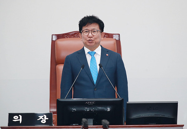 10일 열린 제421회 임시회 본회의를 주재하고 있는 김경학 의장. ⓒ헤드라인제주