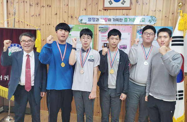 제1회 제주도교육감배 장애학생체육대회에서 메달을 획득한 서귀포중학교 선수들. ⓒ헤드라인제주