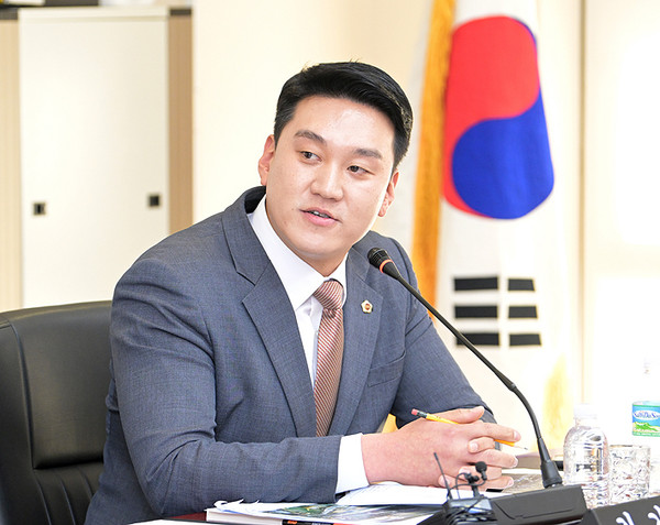 23일 제주도의회 제421회 임시회 행정사무감사에서 발언하고 있는 김기환 의원. ⓒ헤드라인제주