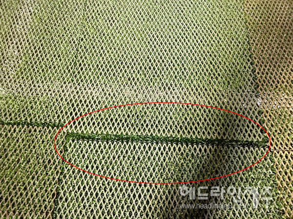 제주월드컵경기장에 설치된 잔디 보호 매트 사이에 틈이 발생해 잔디 훼손이 우려되고 있다 ⓒ헤드라인제주