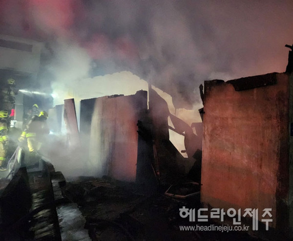 소방대원들이 1일 서귀포시 표선면의 한 주택 창고에서 발생한 화재를 진압하고 있다. 사진=제주도소방안전본부